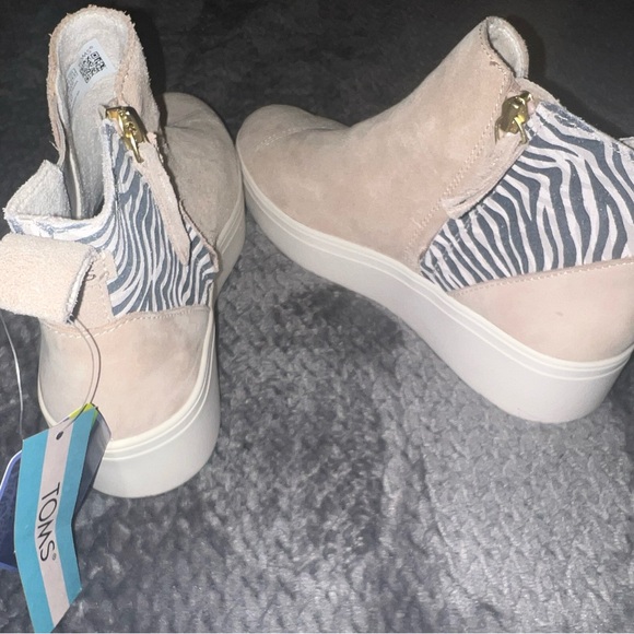 🎄🎁 TOMS Women's Beige and Zebra Print lifted shoe - Picture 4 of 6